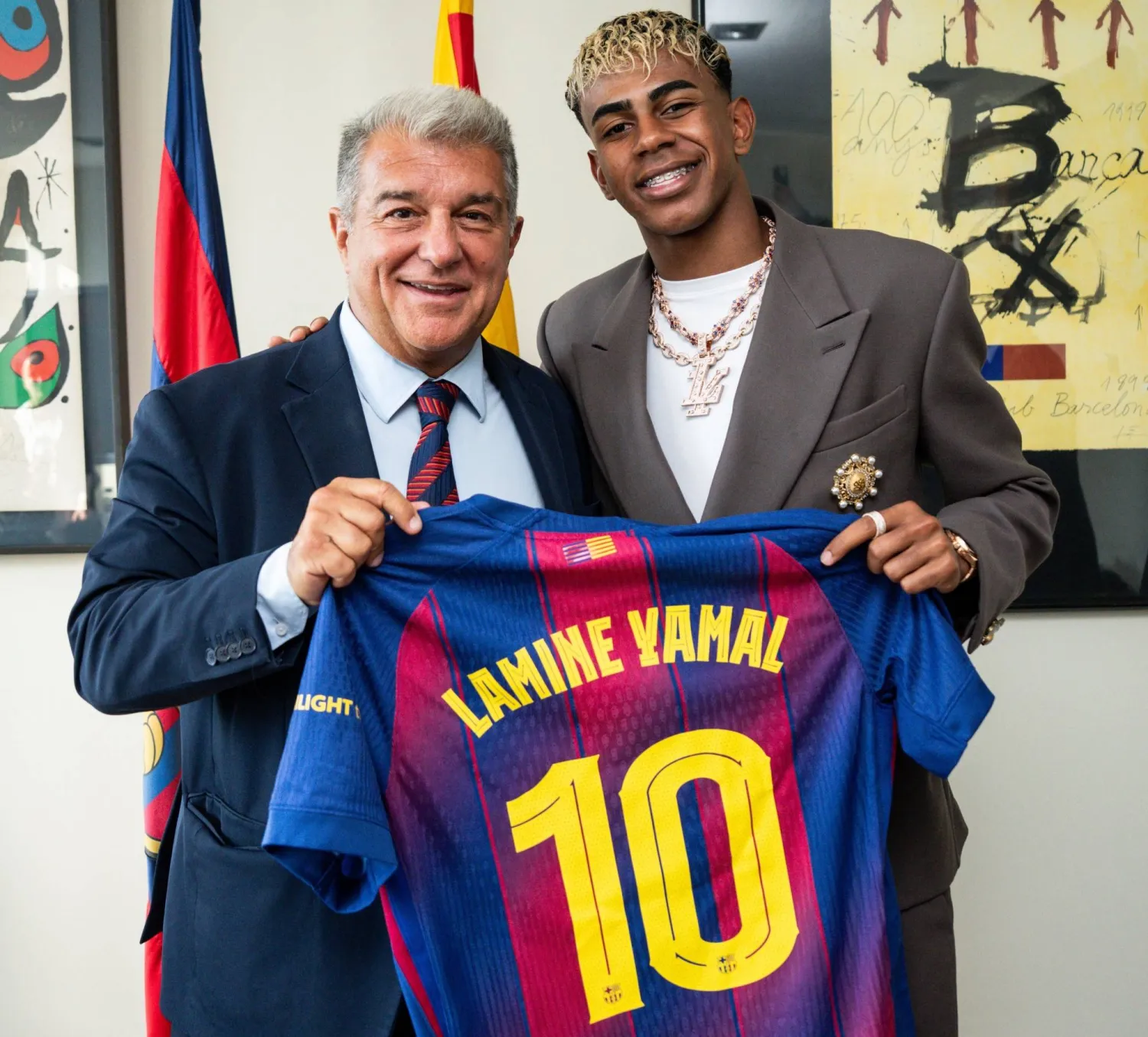 يامال يرث إرث الأساطير.. برشلونة يمنح القميص رقم 10 لنجمه الواعد