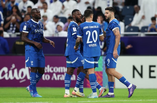 شهدت مباراة الهلال والرياض في الدوري السعودي تعادلًا مثيرًا للجدل وسط انتقادات لاذعة لقرارات الحكم. اطّلع على تفاصيل ردود الفعل الرسمية والجماهيرية وتأثير الغيابات على أداء الفريق.