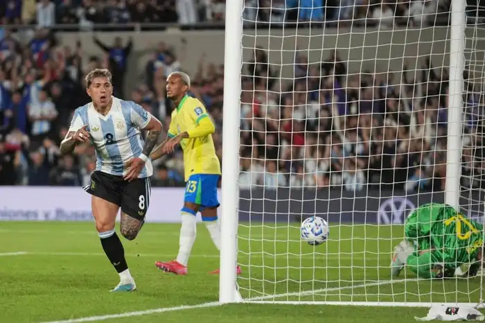 ميسي يصفق لمنتخب الأرجنتين من بعيد بعد الفوز التاريخي على البرازيل