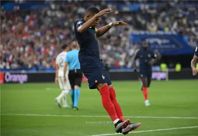 كيليان مبابي، النجم الكبير لباريس سان جيرمان والمنتخب الفرنسي، يتطلع للمنافسة على الفوز بجائزة الكرة الذهبية لأفضل لاعب في العالم للعام الجاري 2023، حيث يعتبر ذلك تحدياً واعترافاً بجهوده وموهبته المميزة في عالم كرة القدم.