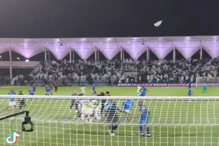حادثة مؤسفة في مباراة الهلال والفتح.. لاعب يلقى قارورة مياه على الجمهور