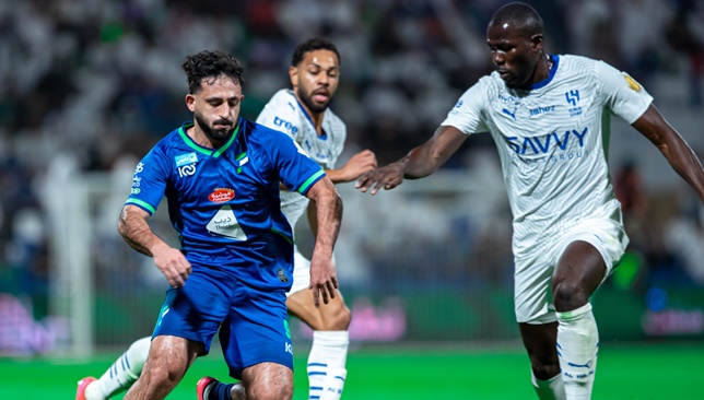 ناصر الدوسري يهدي الهلال هدفاً صاروخياً في مواجهة الفتح بالدوري السعودي