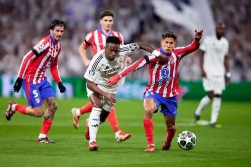 ريال مدريد يتغلب على أتلتيكو مدريد بفوز ثمين في ذهاب دور الـ16 لدوري الأبطال