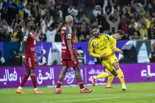 محمد آل فتيل، مدافع النصر، يتسبب في خسارة فريقه أمام الاتفاق بعد ارتكابه أخطاء فادحة أدت إلى هدفين للخصم، مما أثار غضب الجماهير النصراوية.